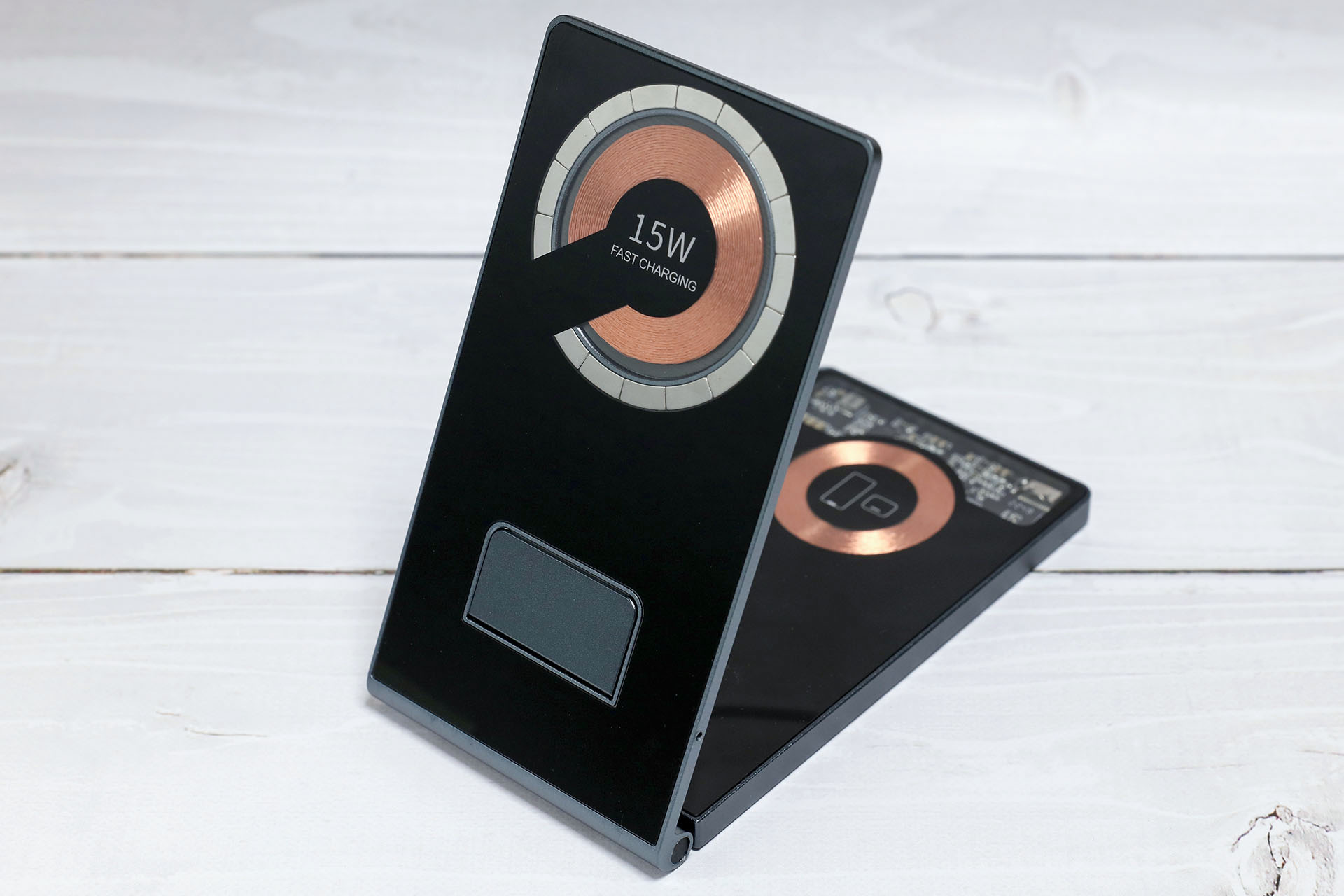 こんな製品。iPhone、Apple Watch、AirPodsケースを同時に充電できる。トランスペアレントでコイルが見えてカッコイイ！　二つ折りにして板状にすることもできる。