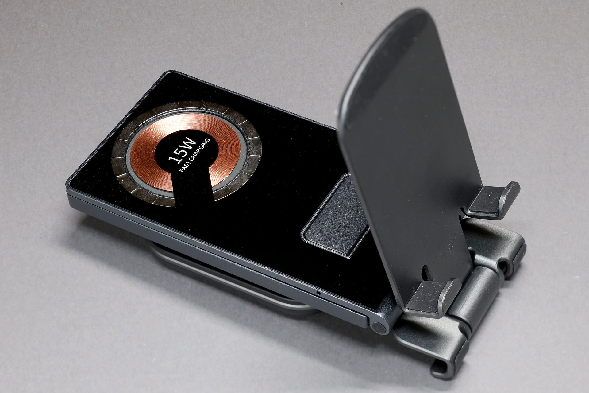 じつはほかの充電スタンドと「たまたま磁力でしっかり合体」したので、合体させてスマートフォンスタンドとして使っていた。ので、このトランスペアレントなワイヤレス充電スタンドが視野に入らず、その存在を失念していた。