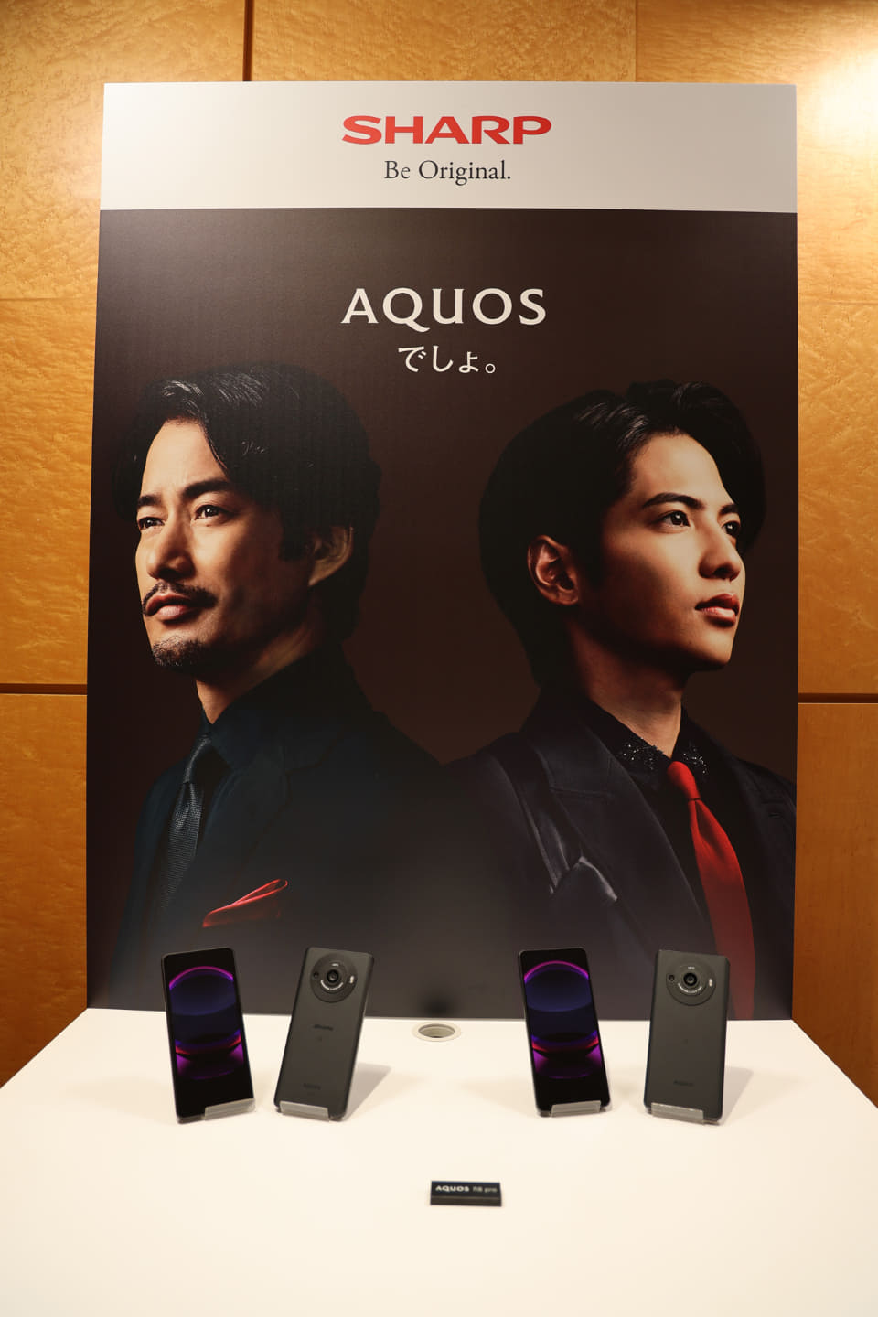 AQUOS R8 pro」新CM完成披露イベント、竹野内豊と志尊淳が登壇