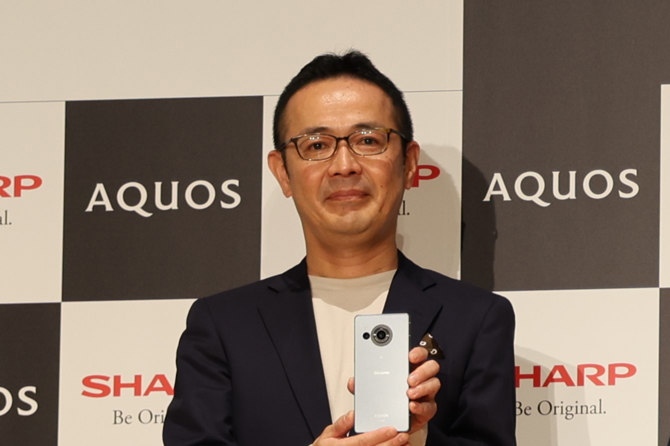 「AQUOS R8」を手にする小林氏