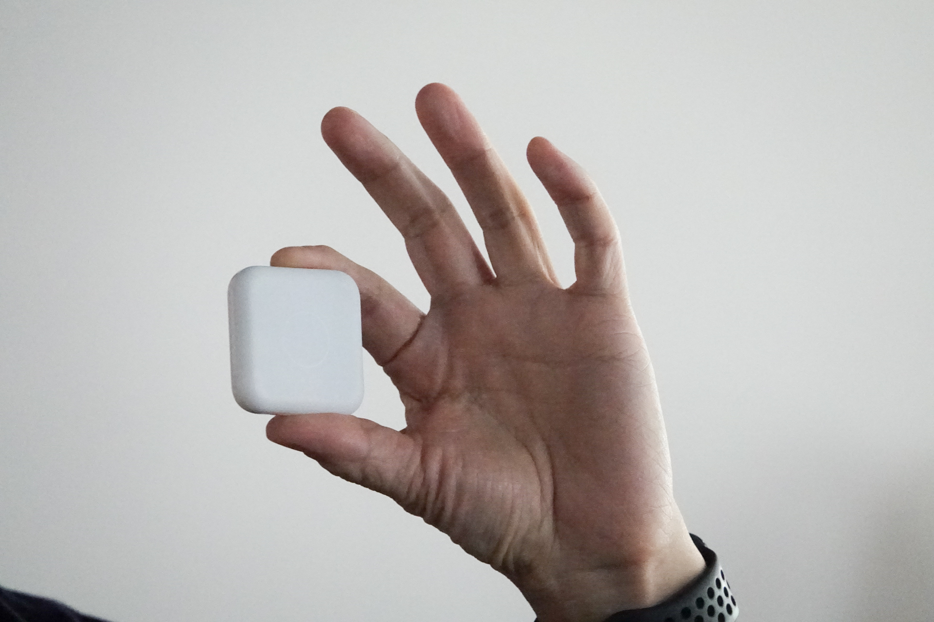 塩出氏がポケットから出した新製品の「Nature Remo nano」