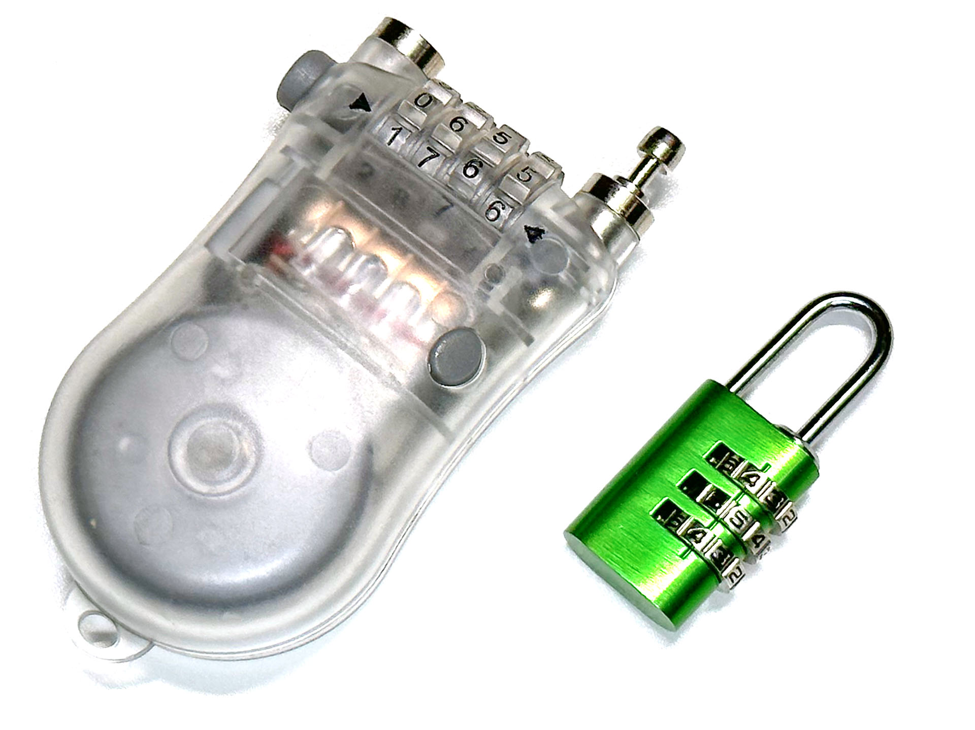 よくあるワイヤーロックと南京錠。どちらもダイヤルロック式。