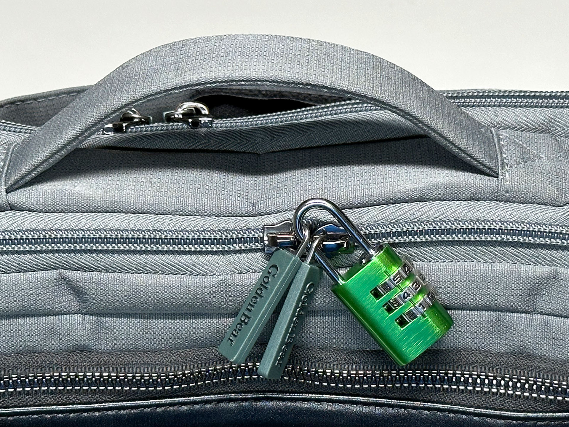 南京錠でファスナーをロック。