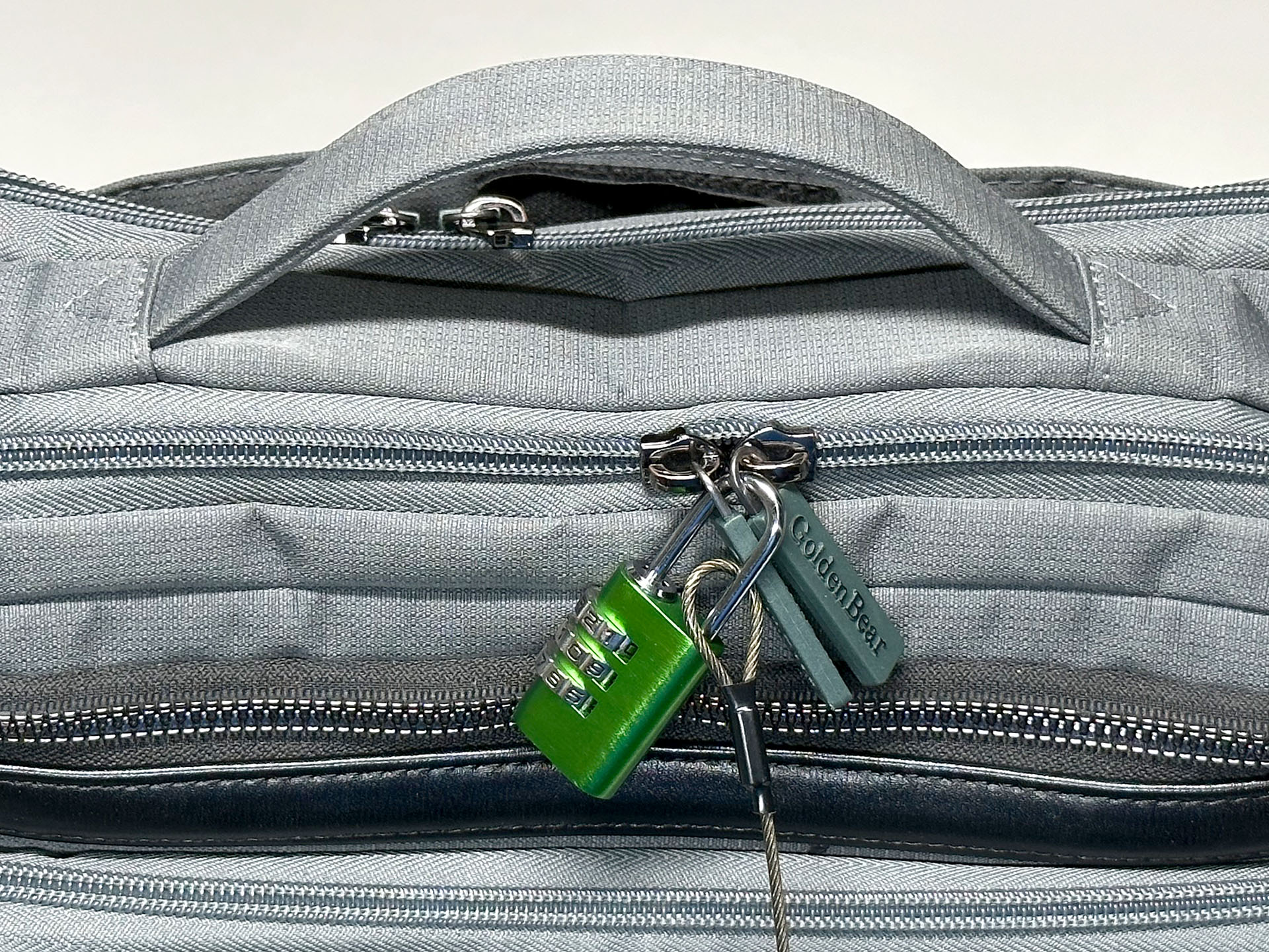 もう片端の輪は、バッグのファスナーをロックする南京錠に通して固定してしまう。