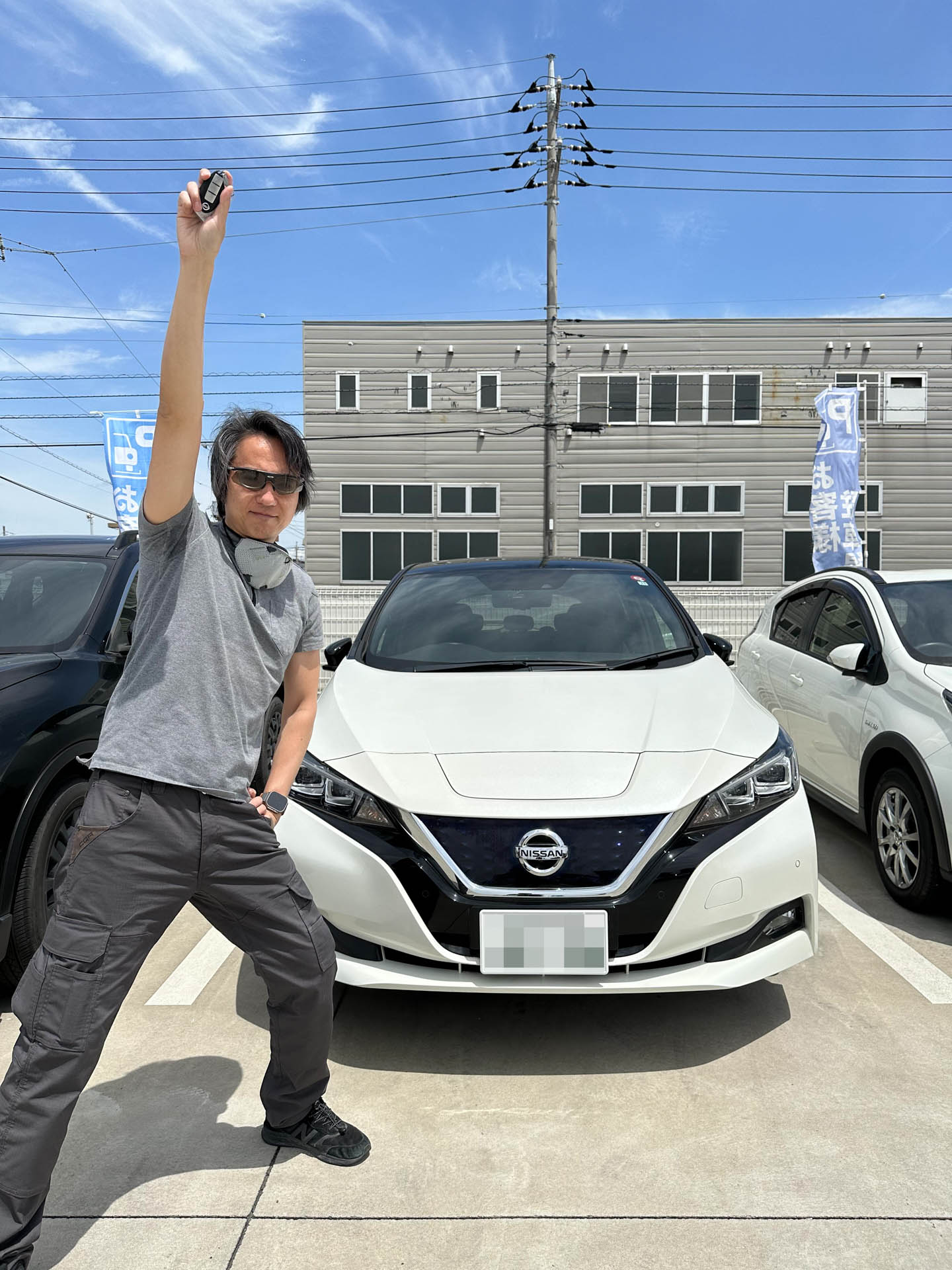 人生初納車で浮かれる筆者。中古車ながら内装がキレイで好みのカラーだったので気に入ってる