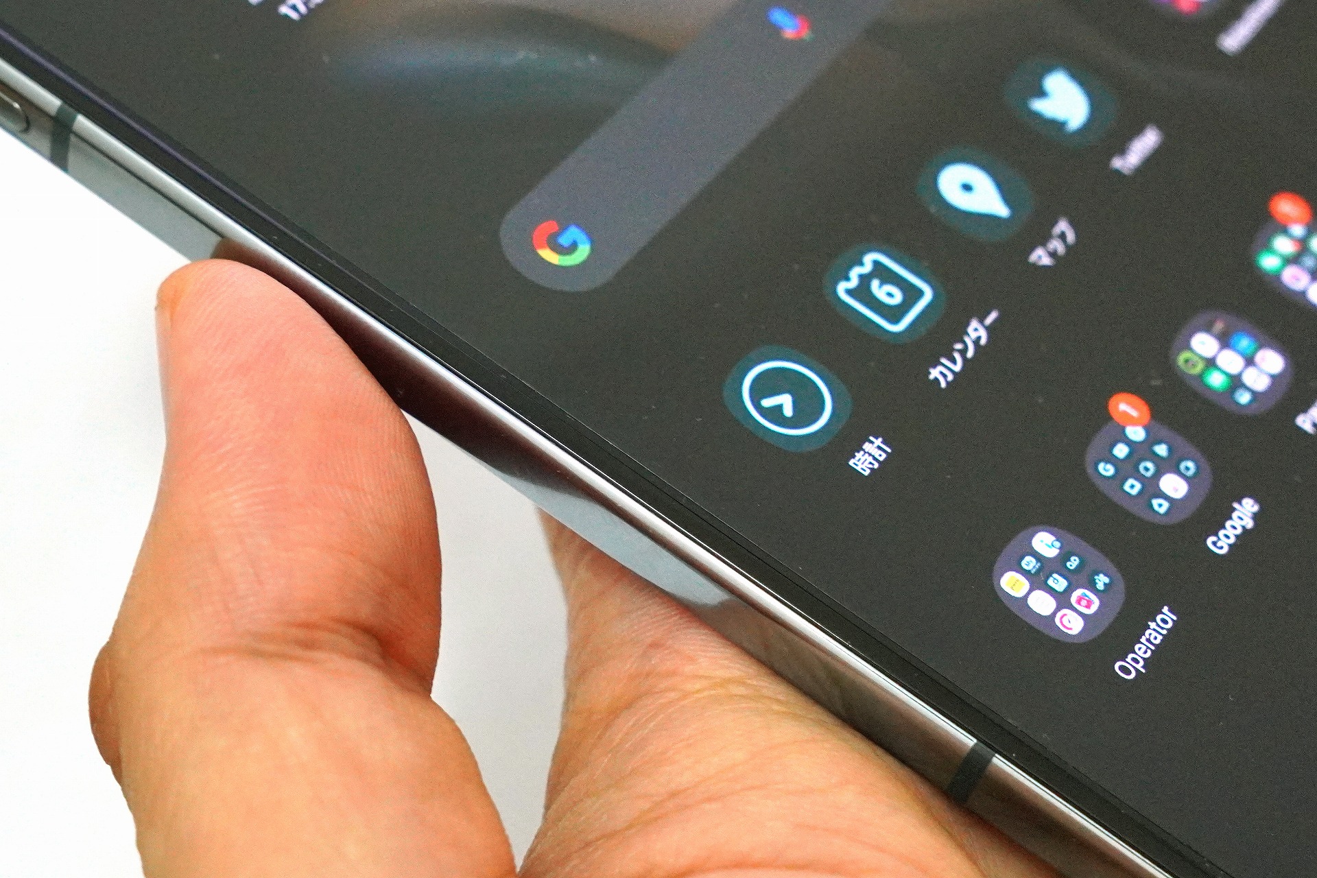 Galaxy Z Foldシリーズのメインディスプレイには、はがしてはいけない初期フィルムが貼られている