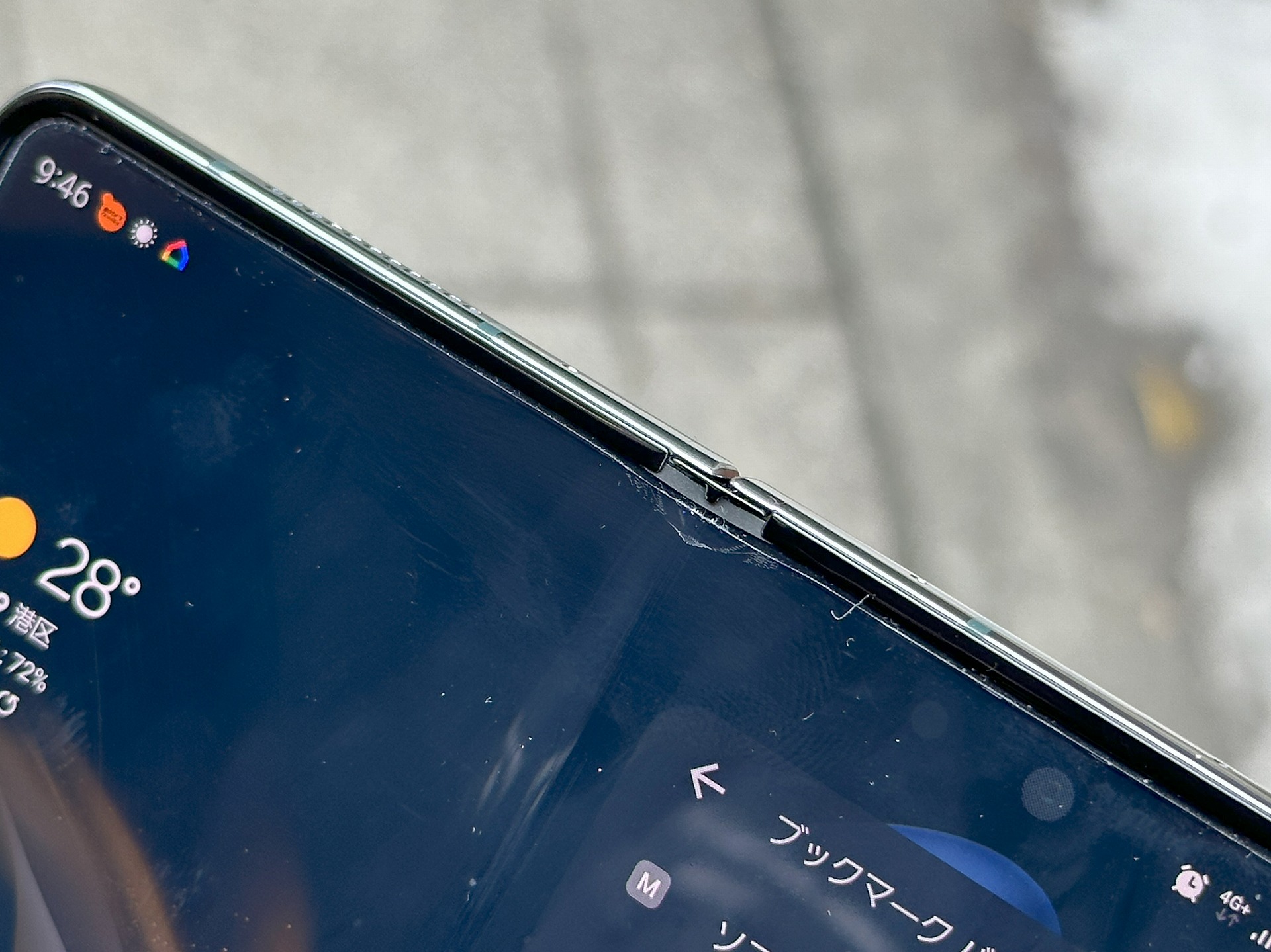 特に乱雑に扱ったわけでないが、折れ目の上部から徐々に初期フィルムがはがれてきていた。フィルムとフレームの間も、ほこりが入っていてなんだか汚い……。