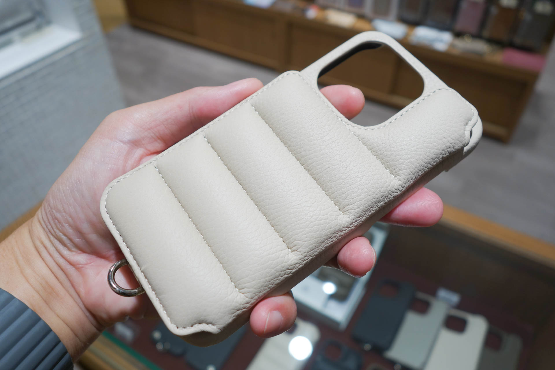 背面がモコモコしたユニークなデザイン。フリップになっていて、中にカードホルダーがある