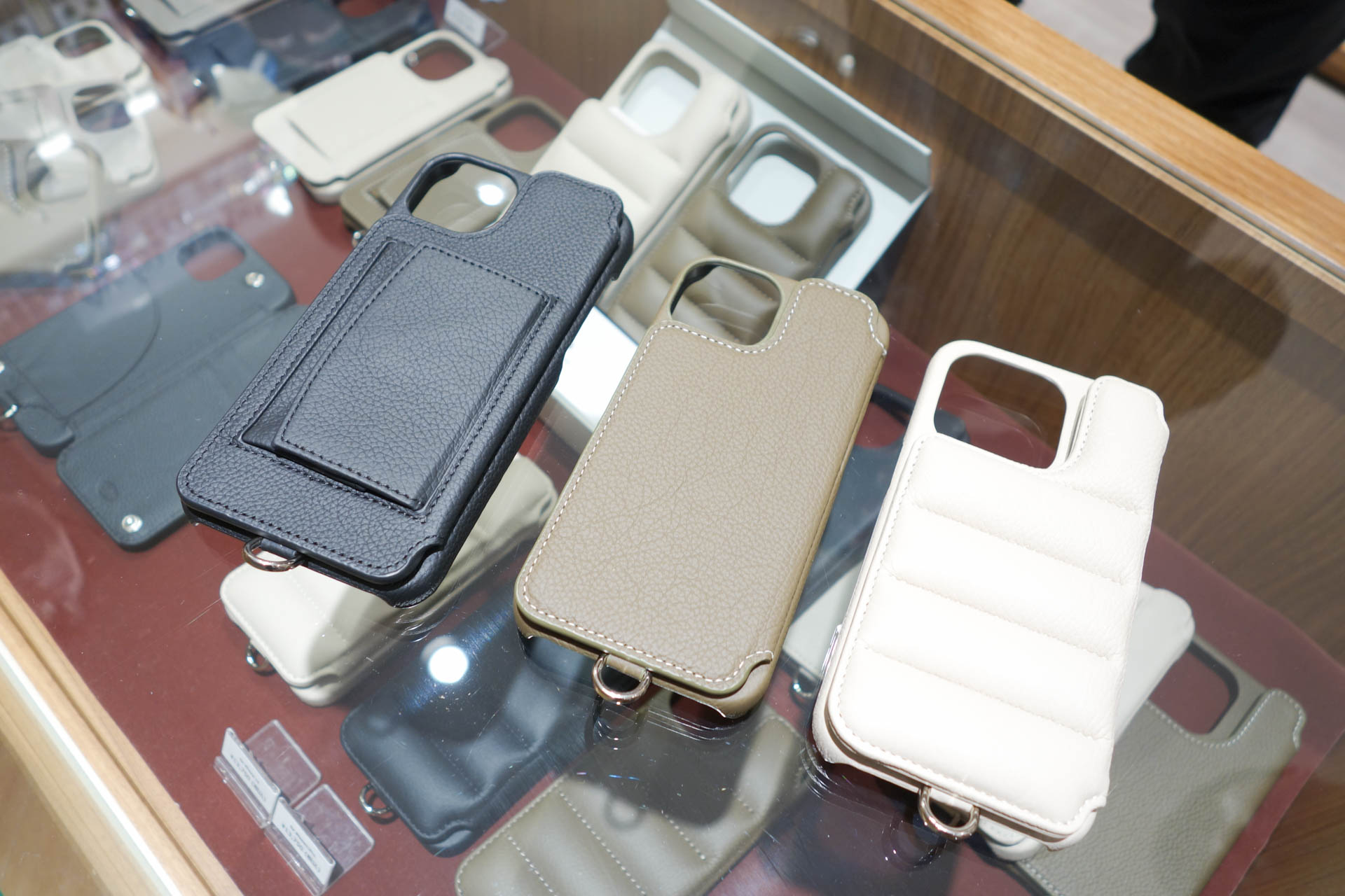 Demiurvoのジャケットケース。UNiCASE店頭では対応モデルごとに在庫しているデザインやカラーが異なるので注意