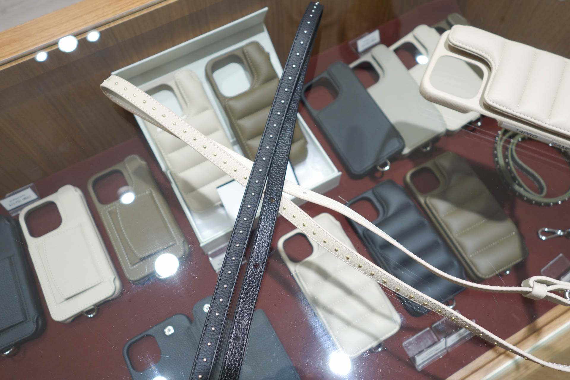 鋲付きデザインのショルダーストラップ