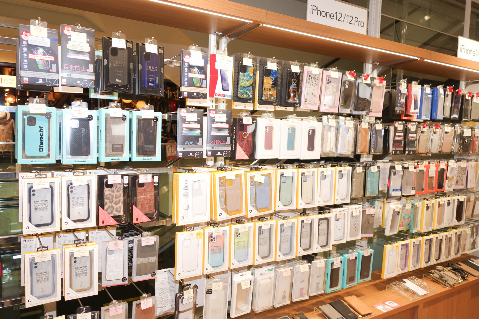 iPhone 12シリーズの販売コーナーも残っている。2年目とかなのでまだまだ現役モデルでもある