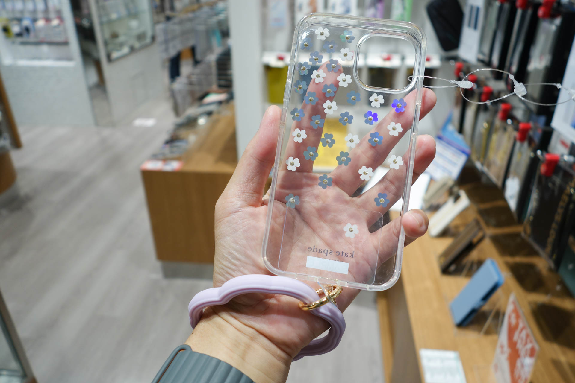 ブレスレット型のハンドストラップ。iwaccaという製品で、ストラップホルダーが付いて980円とお安いのも特徴