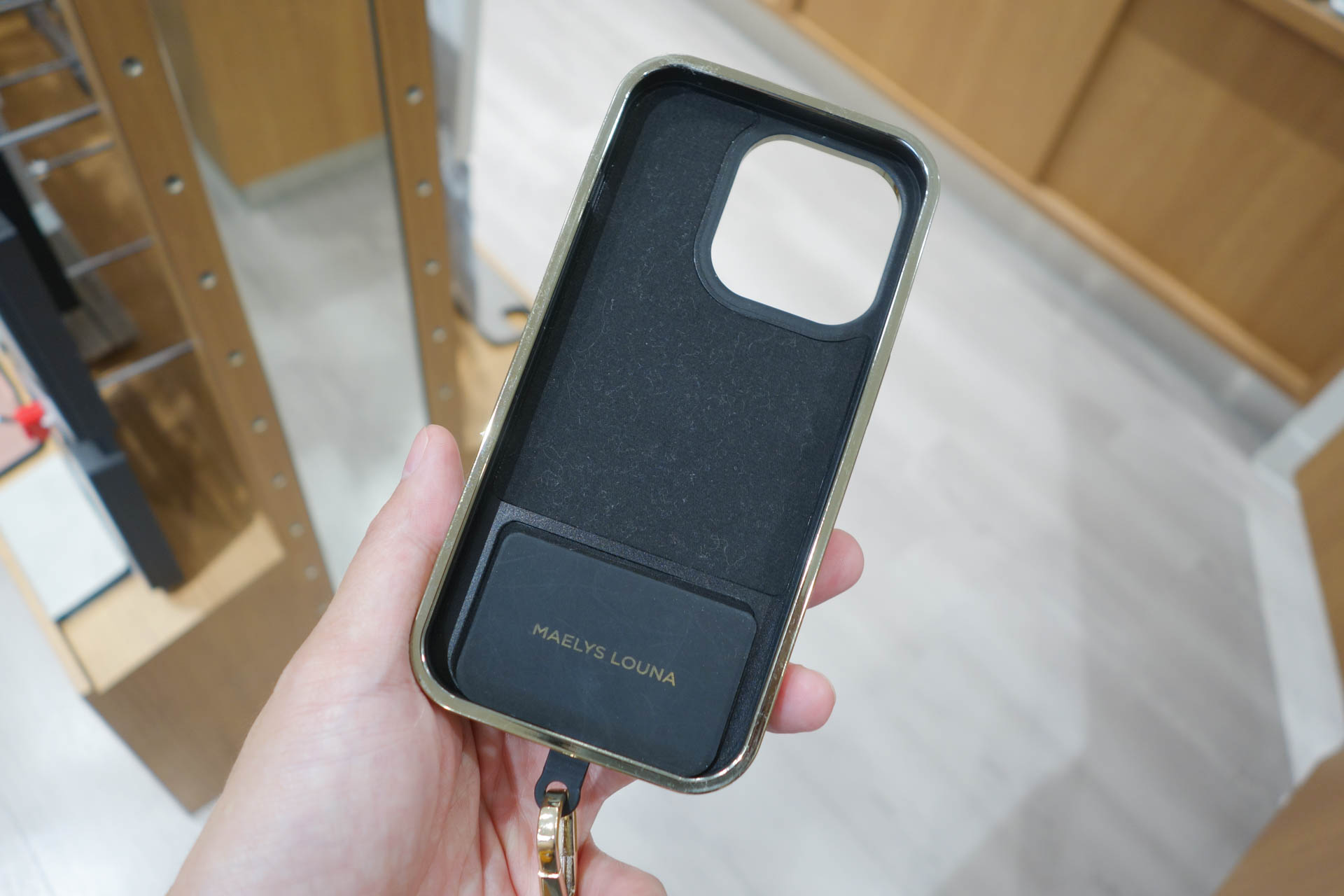 ストラップホルダーの使用を前提としたジャケットケースも登場している