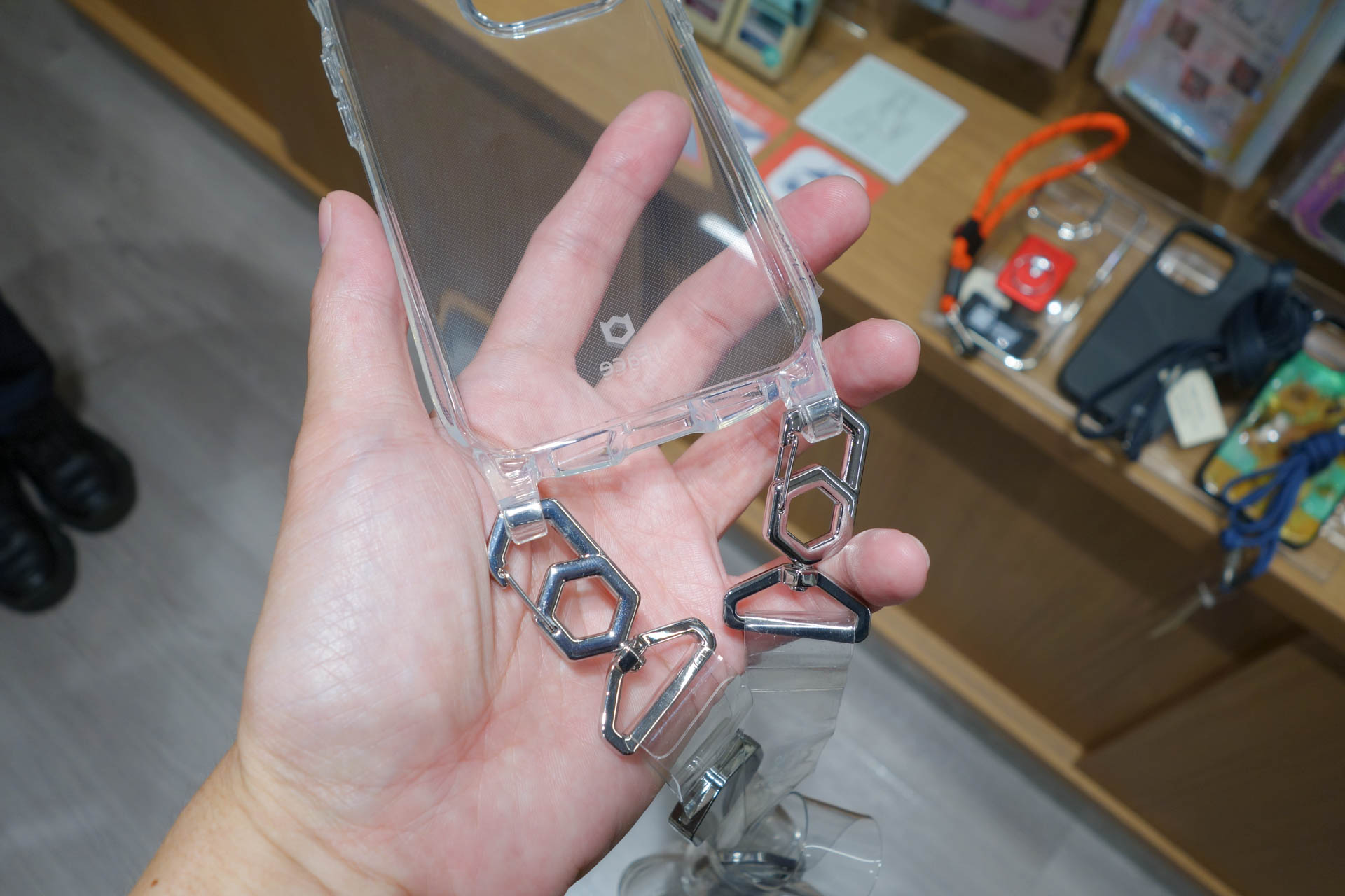 クリアデザインもある。ストラップがかなりしっかりしている製品だ