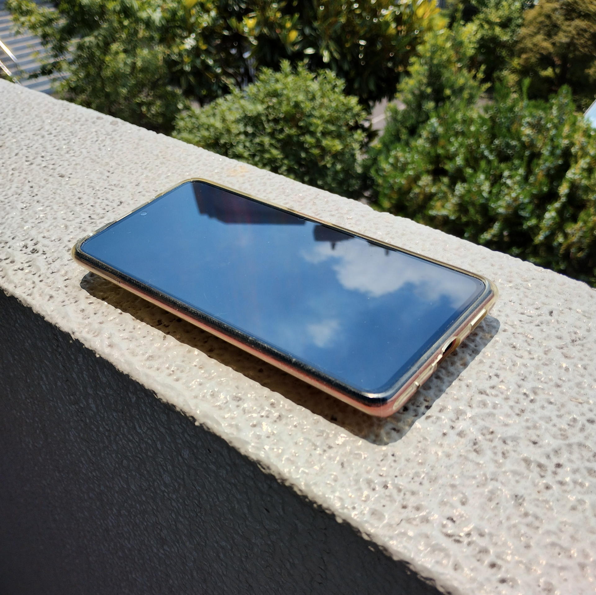 7月初旬の正午前、南向きのテラスでRedmi Note 10 Proに日光浴をやらせてみた