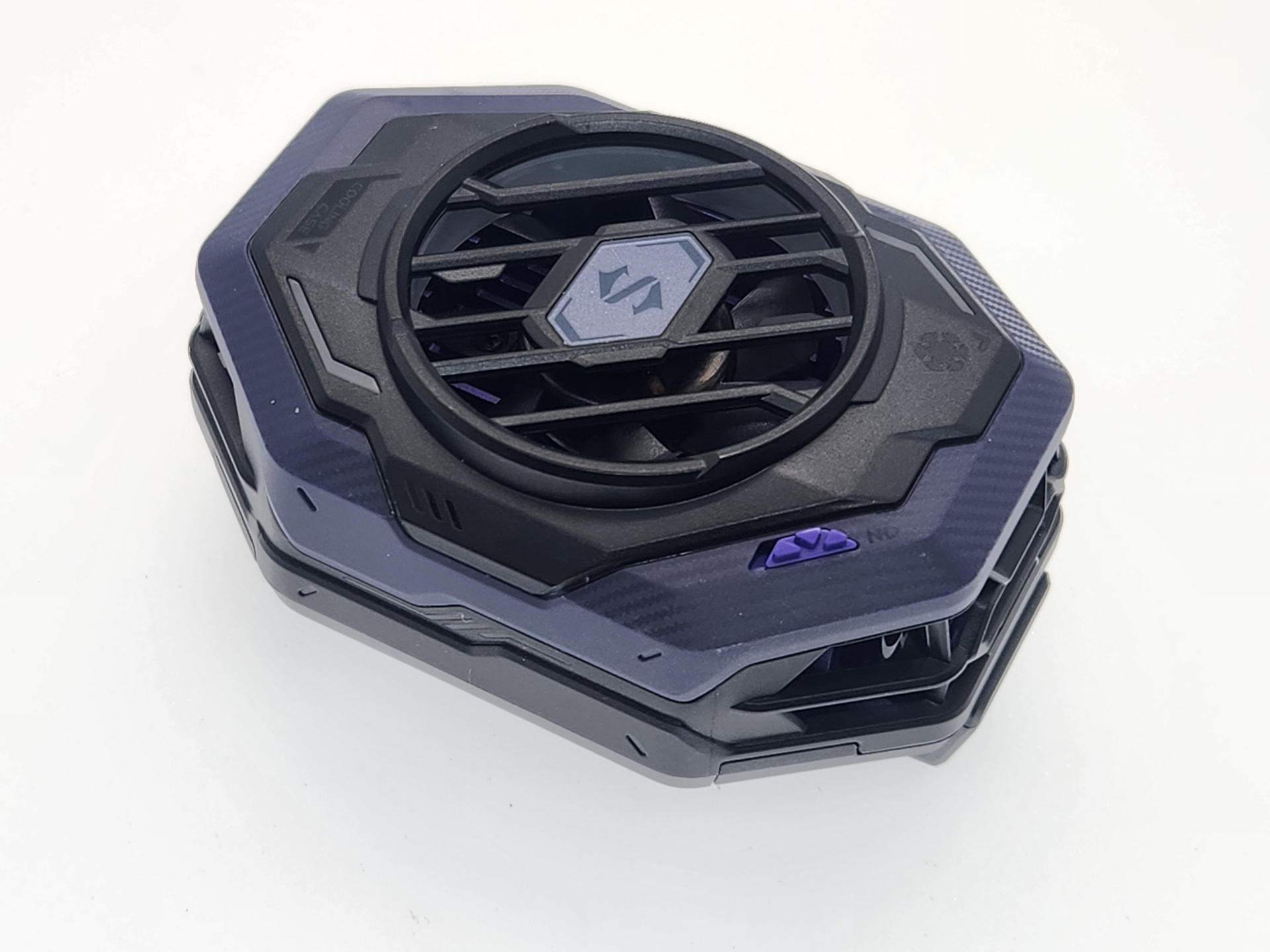 コンパクトな黒いBlack Shark FunCooler 3 Pro。ペルチェ素子の面積は大きい。受電用のUSB Type-Cポートと小さなパープル色の電源オンオフスイッチが用意されている