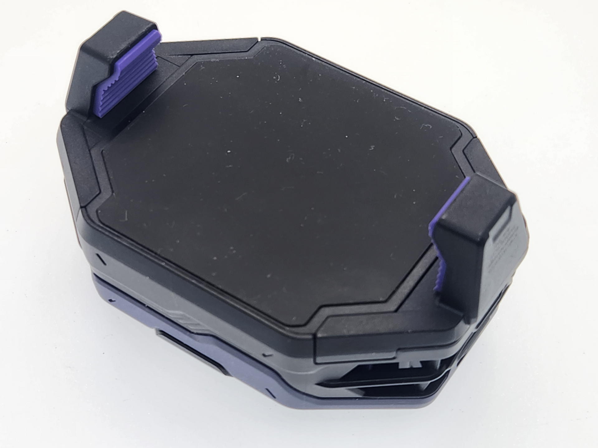 コンパクトな黒いBlack Shark FunCooler 3 Pro。ペルチェ素子の面積は大きい。受電用のUSB Type-Cポートと小さなパープル色の電源オンオフスイッチが用意されている