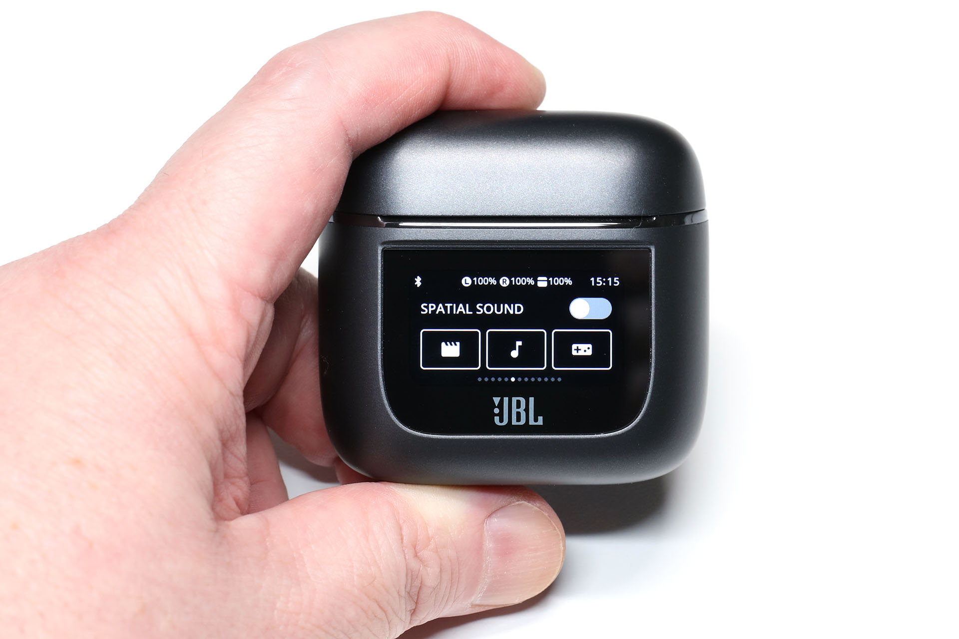 イヤホンの充電器としても機能する専用ケースには、タッチ対応ディスプレイのスマートタッチディスプレイが搭載されている。ディスプレイサイズは1.45インチ。