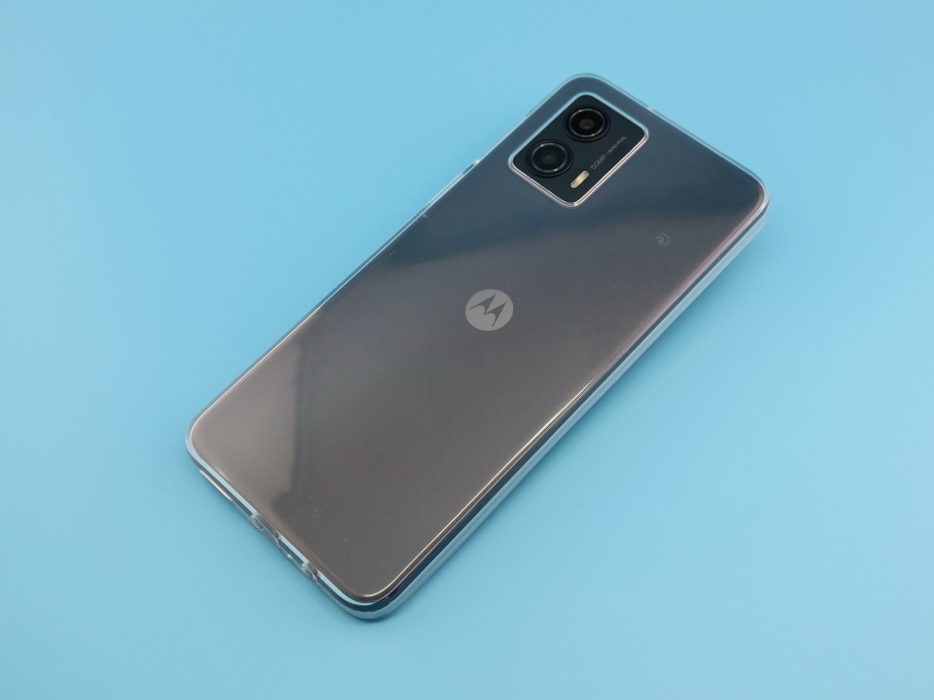 出荷時はクリアタイプのカバーが装着された状態で梱包されている