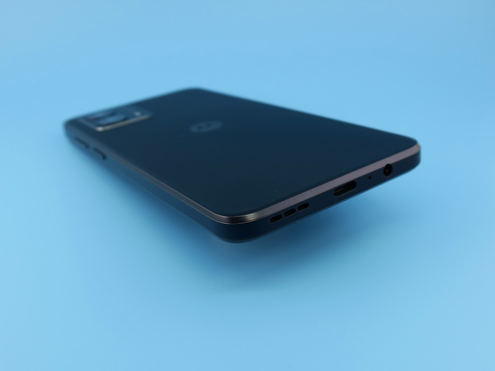 本体下部にはUSB Type-C外部接続端子、3.5mmイヤホン端子を備える