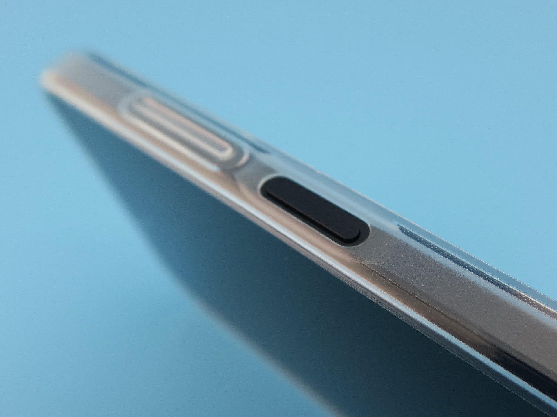 付属のカバーは電源ボタン付近が凹んだ仕上がりで、指紋センサーを押しやすく（タッチしやすく）している