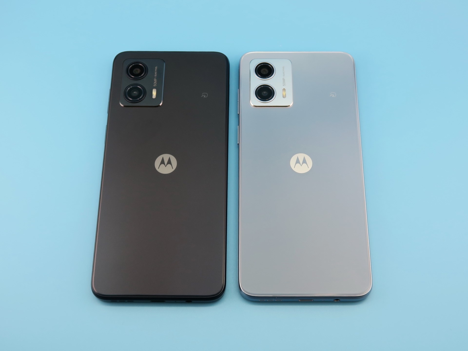 「moto g53j 5G」はインクブラック（左）、アークティックシルバー（右）の2色展開