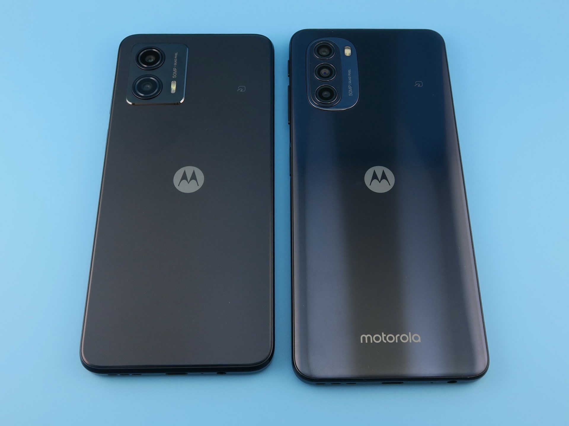 「moto g53j 5G」（左）と「moto g52j 5G」（右）の背面。両側面へ向けてラウンドした形状の「moto g52j 5G」に対し、「moto g53j 5G」はフラットな仕上がり。ボディ幅は2mm程度だが、高さは「moto g53j 5G」の方が8mmもコンパクト