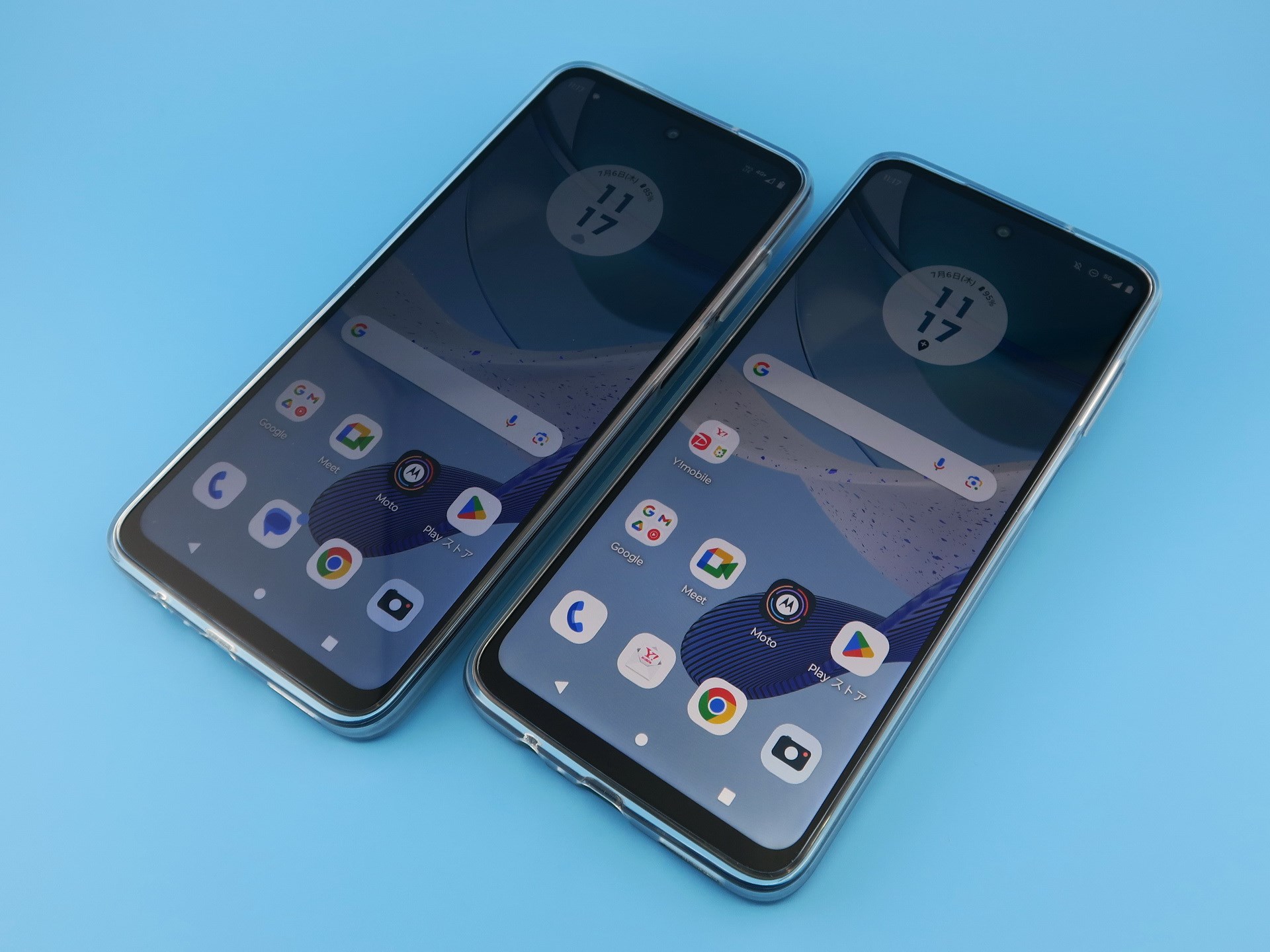 「moto g53j 5G」（左）と「moto g53y 5G」（右）のカバーを装着した状態。「moto g53y 5G」はホーム画面の中段に「Y!mobile」のフォルダーが表示される