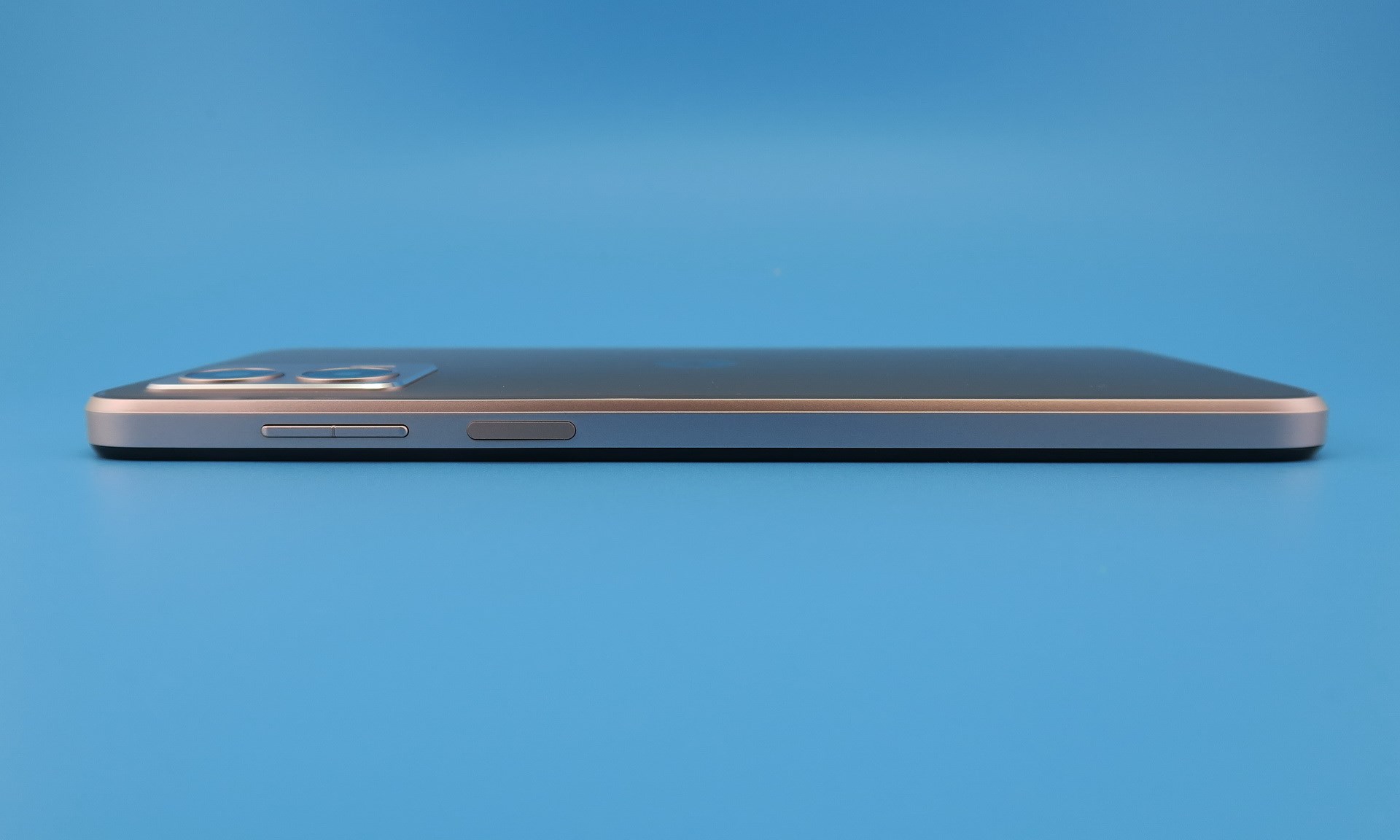 右側面にはシーソー式音量キー、指紋センサー内蔵電源ボタンを備える。「moto g53y 5G」のペールピンクを撮影