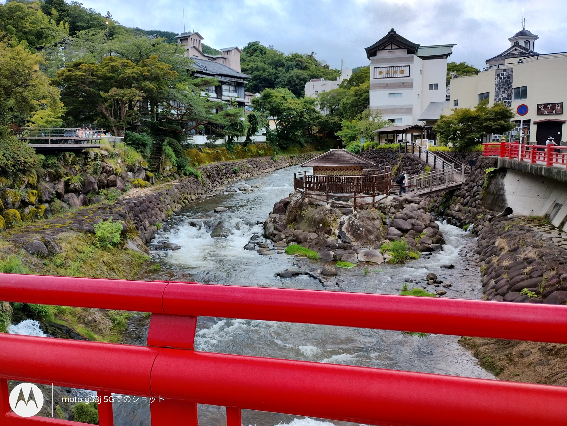 曇天の中、風景を撮影。HDRが有効になり、木々の陰の部分や石垣など、明暗のある部分も自然に撮影できている