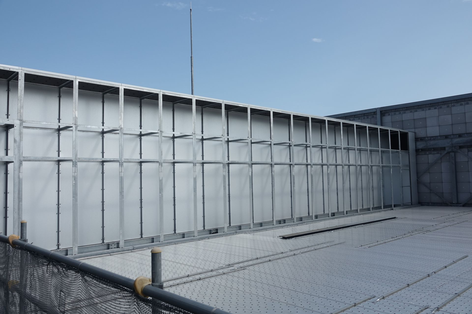 冷却水を循環させる装置「チラー」などが配備されている