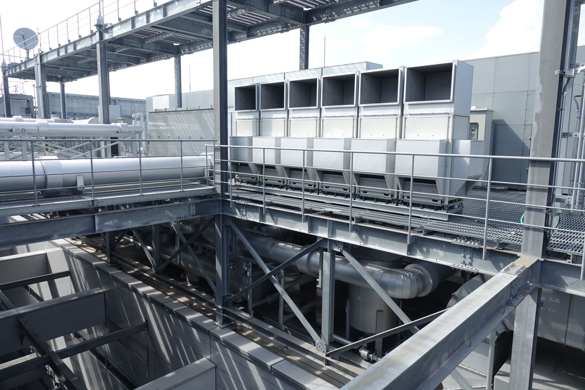 冷却水を循環させる装置「チラー」などが配備されている