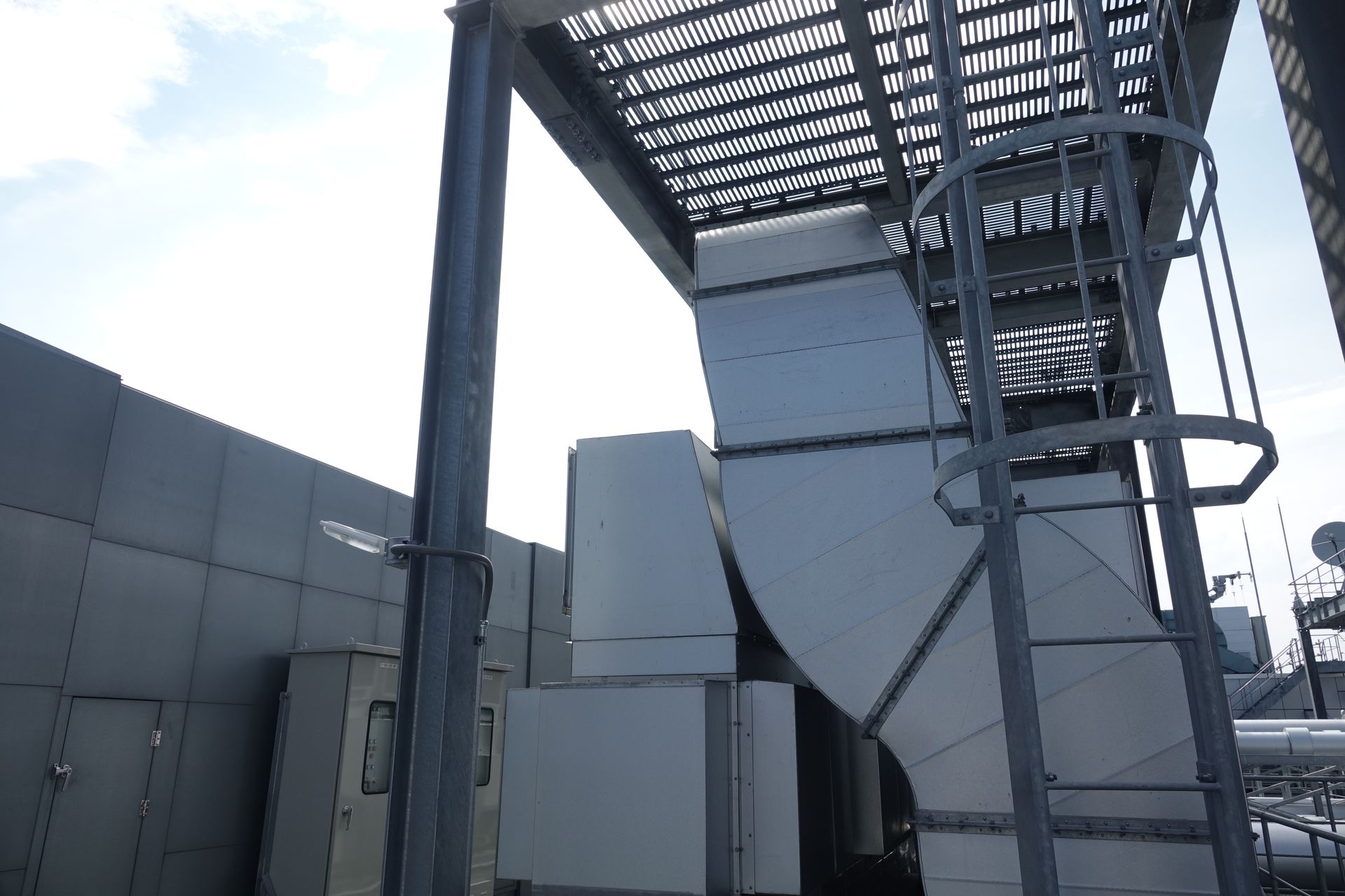 冷却水を循環させる装置「チラー」などが配備されている