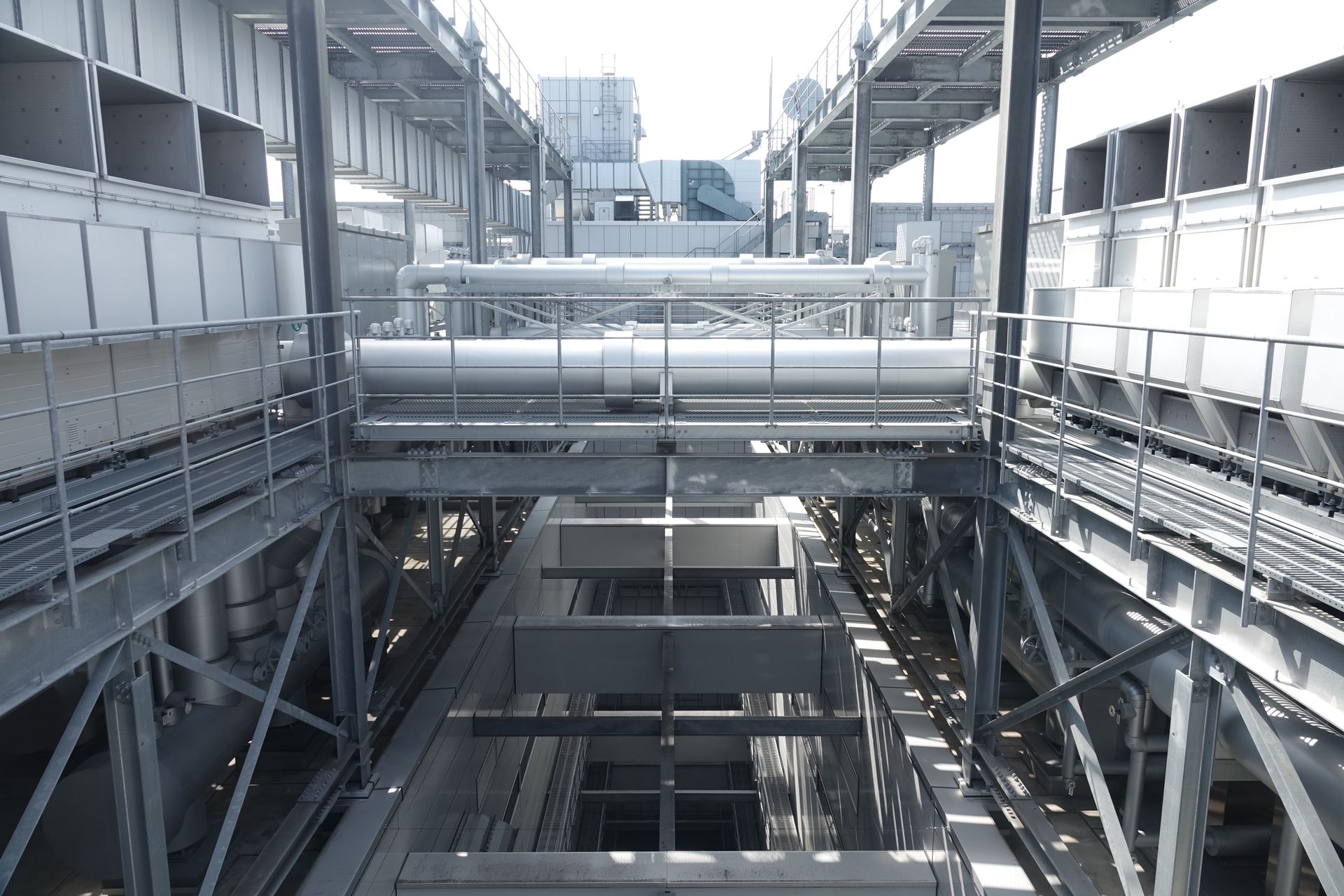 冷却水を循環させる装置「チラー」などが配備されている