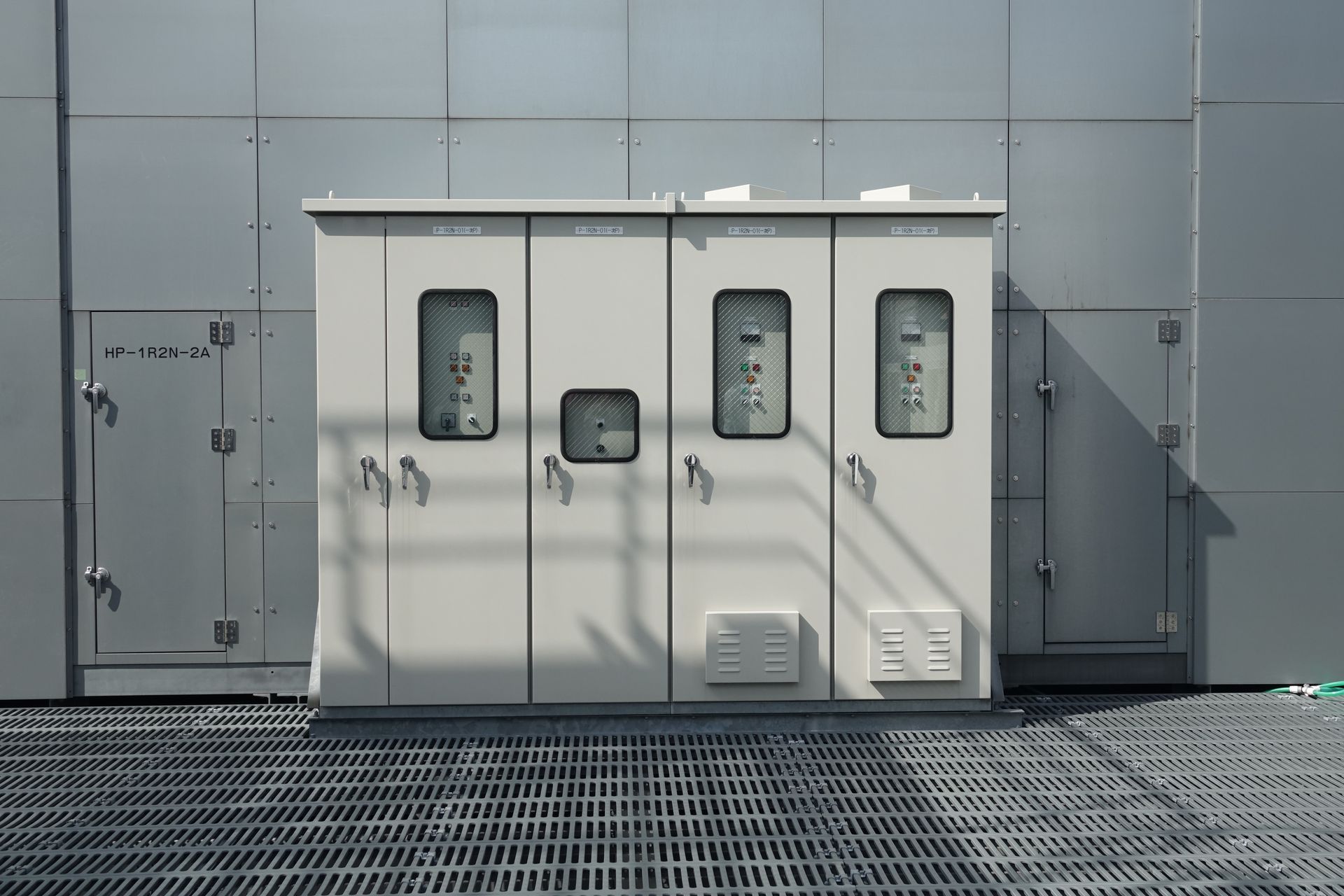 冷却水を循環させる装置「チラー」などが配備されている