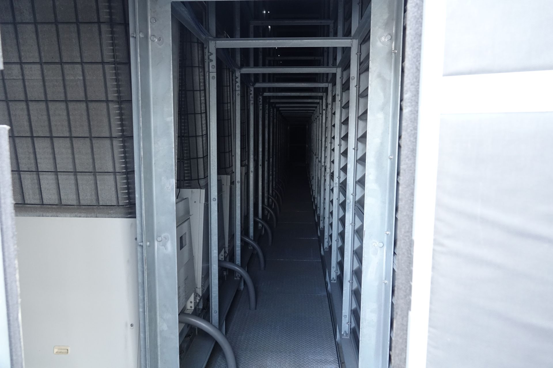 冷却水を循環させる装置「チラー」などが配備されている