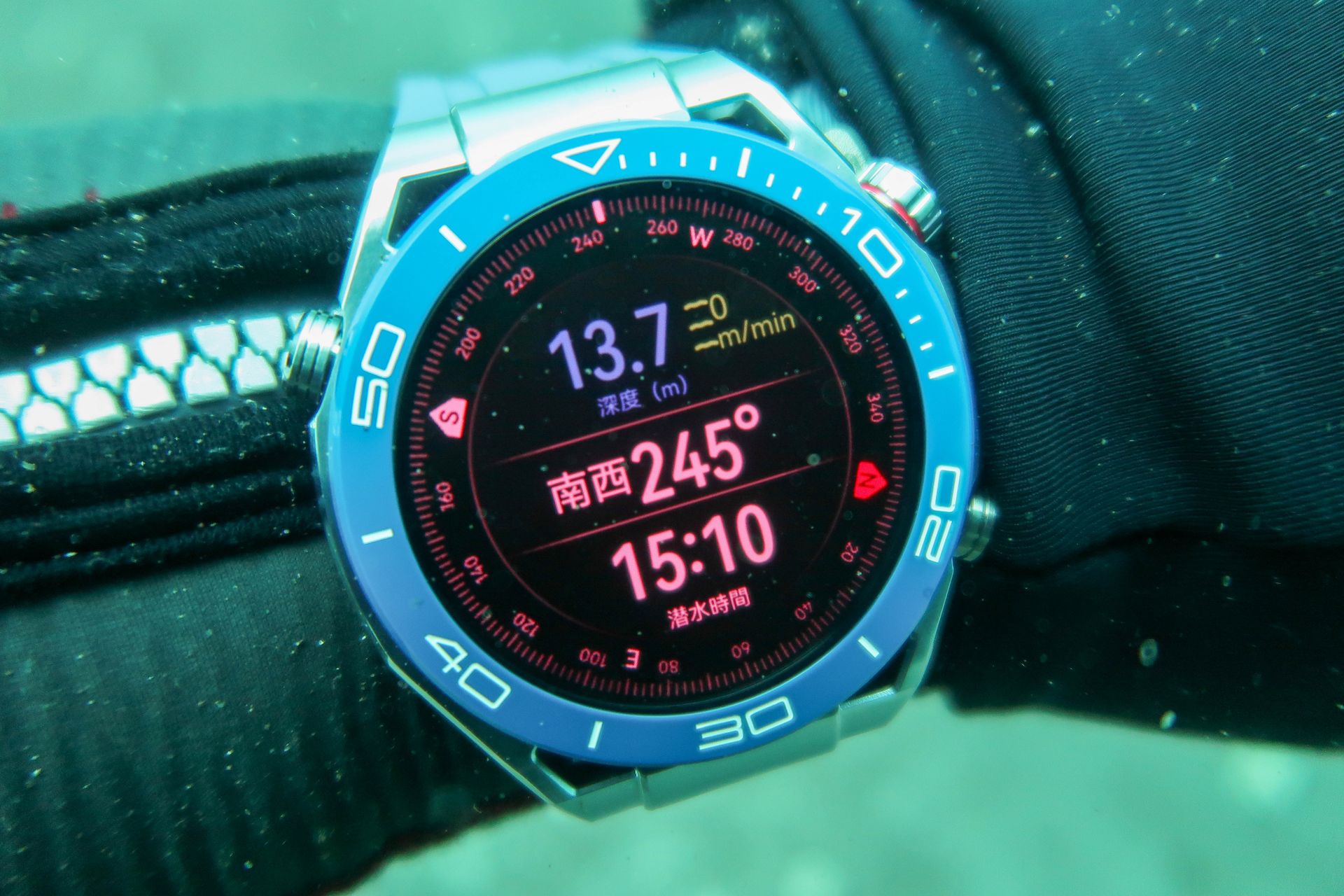 丸型のディスプレイを活かしたコンパスは、方向が直感的にわかって使いやすいです
