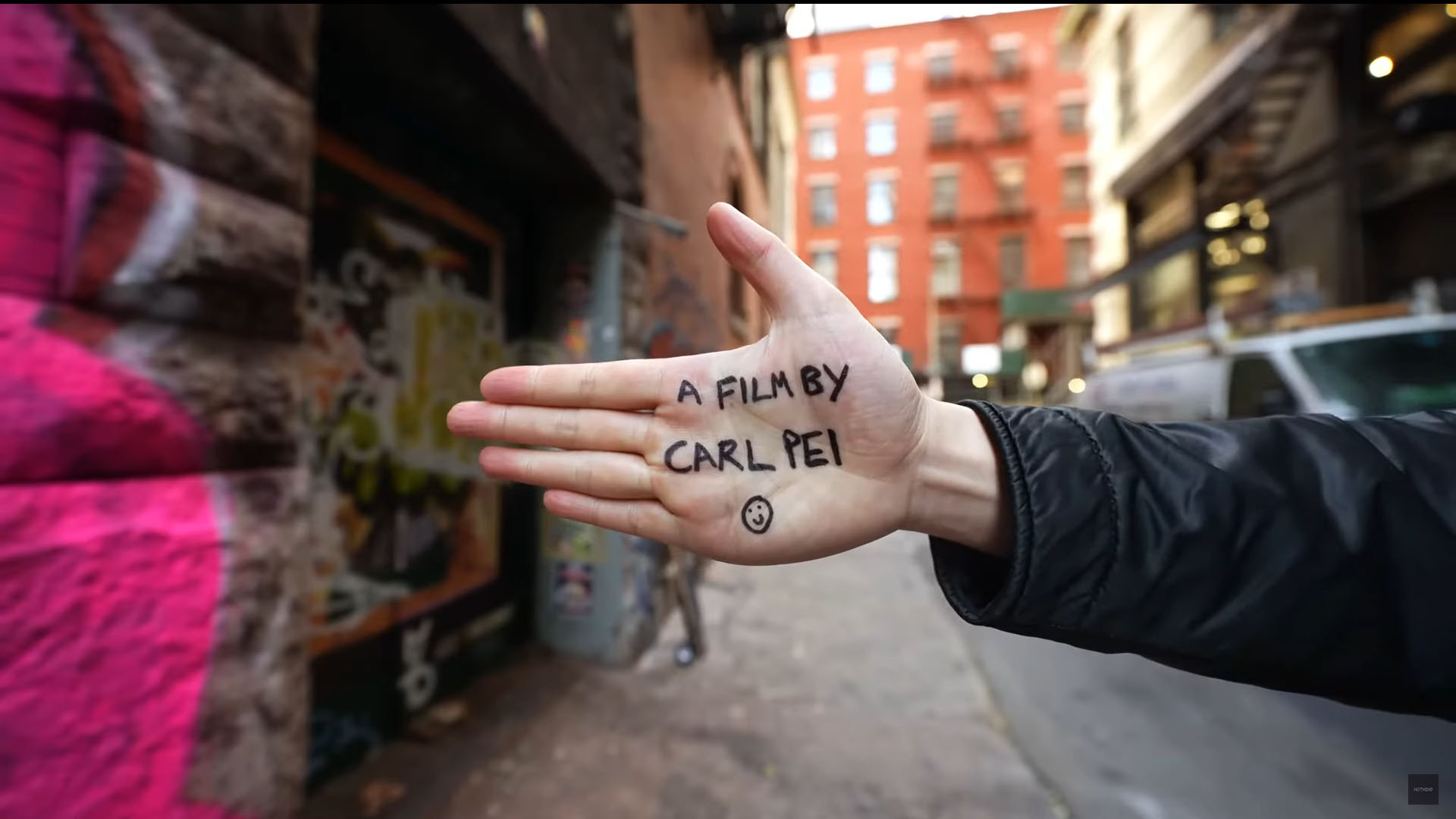 カール氏お手製のアイテム。おもりとなっている石が市場シェアを模しており、シェアが大きければ大きいほど普遍的なもの（下の的）しか作ることができないことを示している