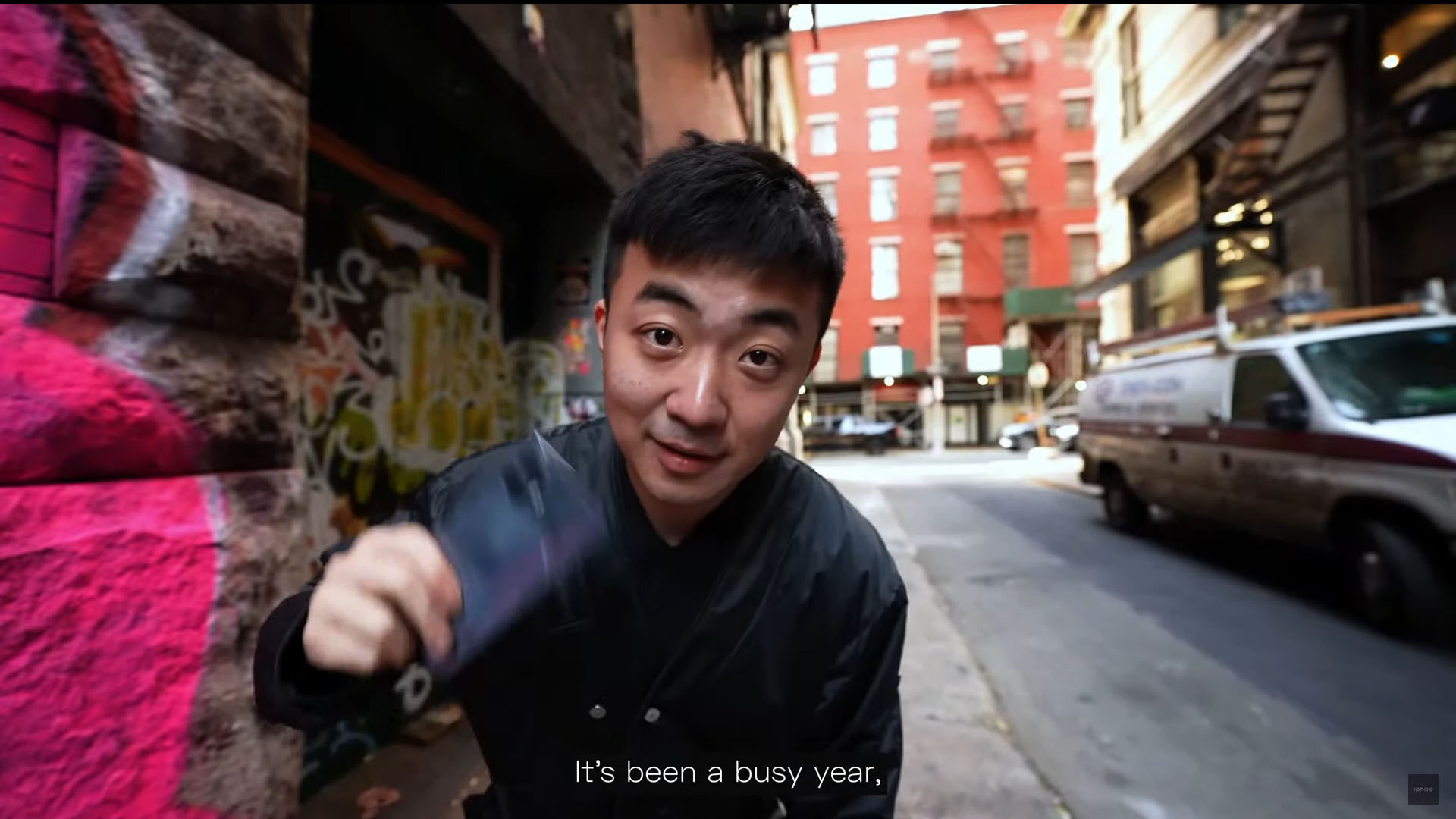 カール氏お手製のアイテム。おもりとなっている石が市場シェアを模しており、シェアが大きければ大きいほど普遍的なもの（下の的）しか作ることができないことを示している