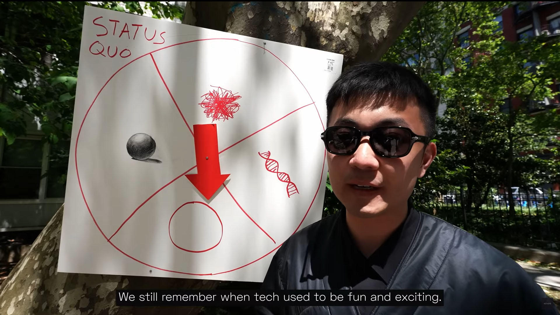 カール氏お手製のアイテム。おもりとなっている石が市場シェアを模しており、シェアが大きければ大きいほど普遍的なもの（下の的）しか作ることができないことを示している