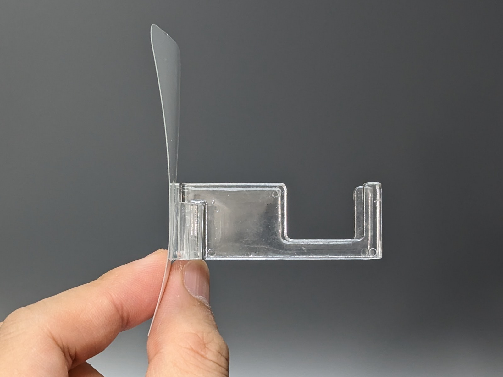 横から見たところ。くぼみになった部分にスマホを立てる構造