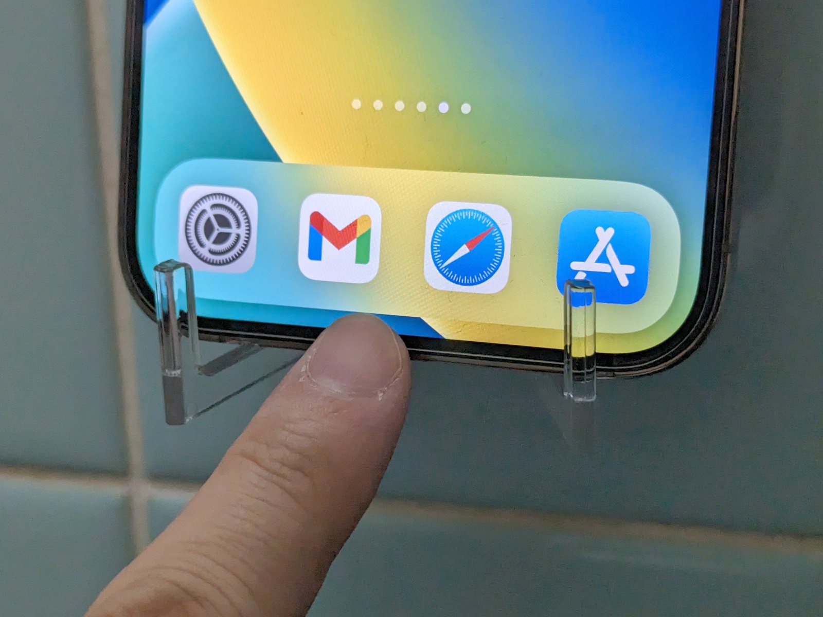 中央部分が空いているのでiPhone、Androidともにホーム画面に戻る操作も問題なく行える
