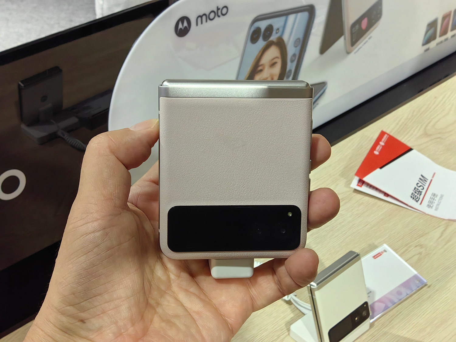 日本未発売の「razr 40」。外画面は小型サイズ