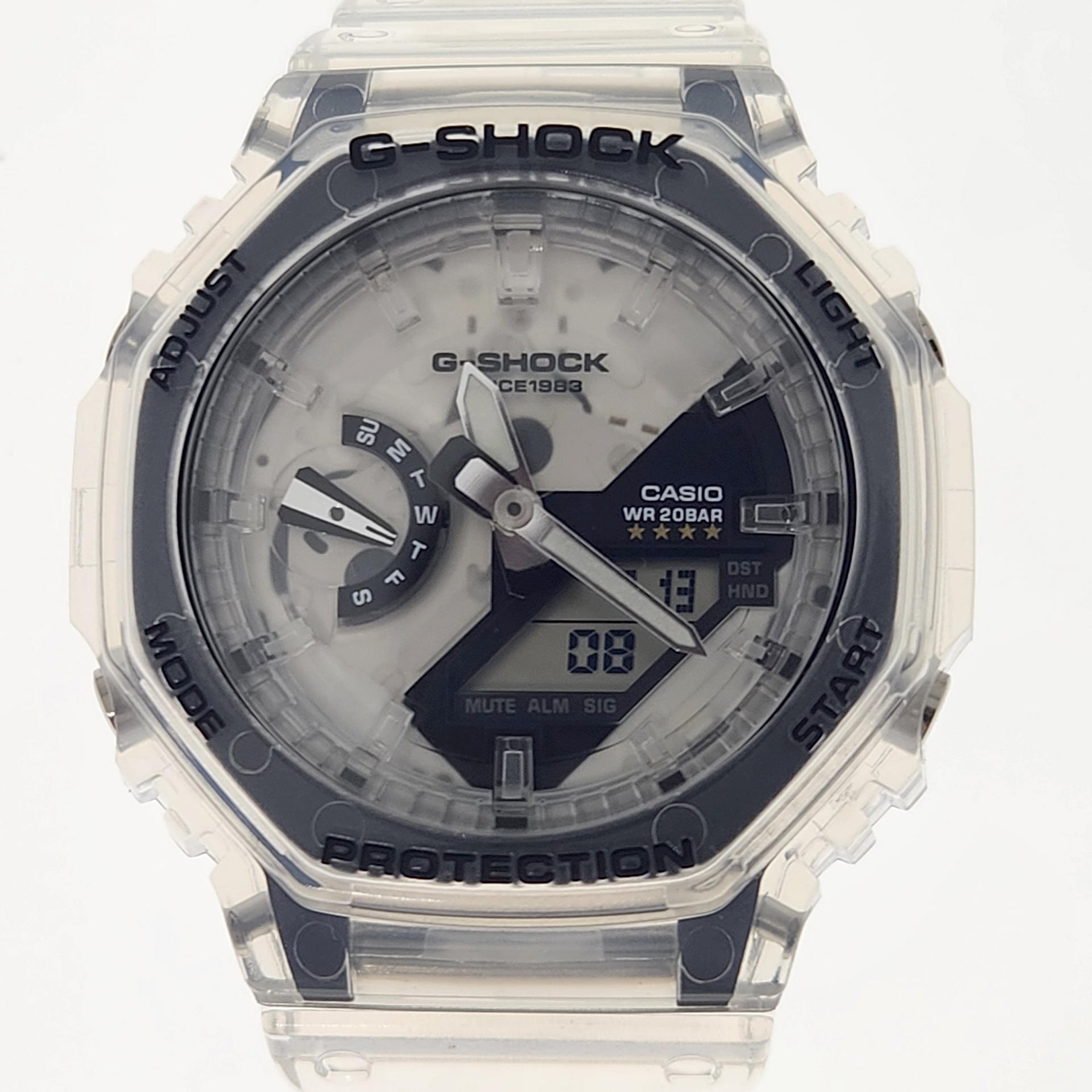 常モデルのGA-2100とG-SHOCK 40th Clear RemixモデルのGA-2140RXモデルとの差はトランスルーセントであることを除けばロゴやアイコンの追加だけだ