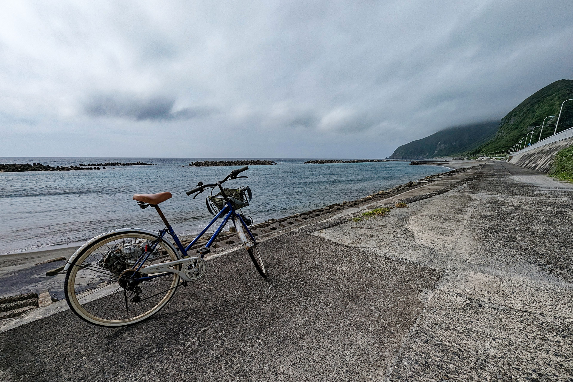 前浜海岸。自転車を借りると島内の移動がかなり楽になる