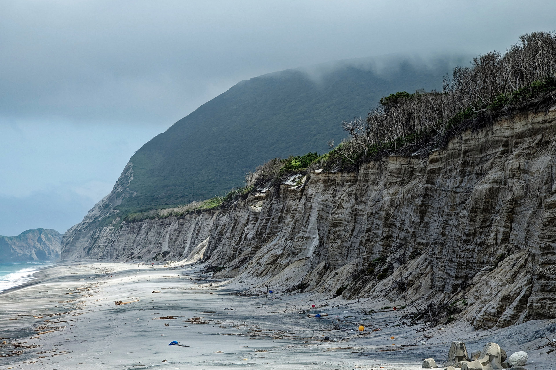 南方向にはわりと見応えのある絶壁が続く