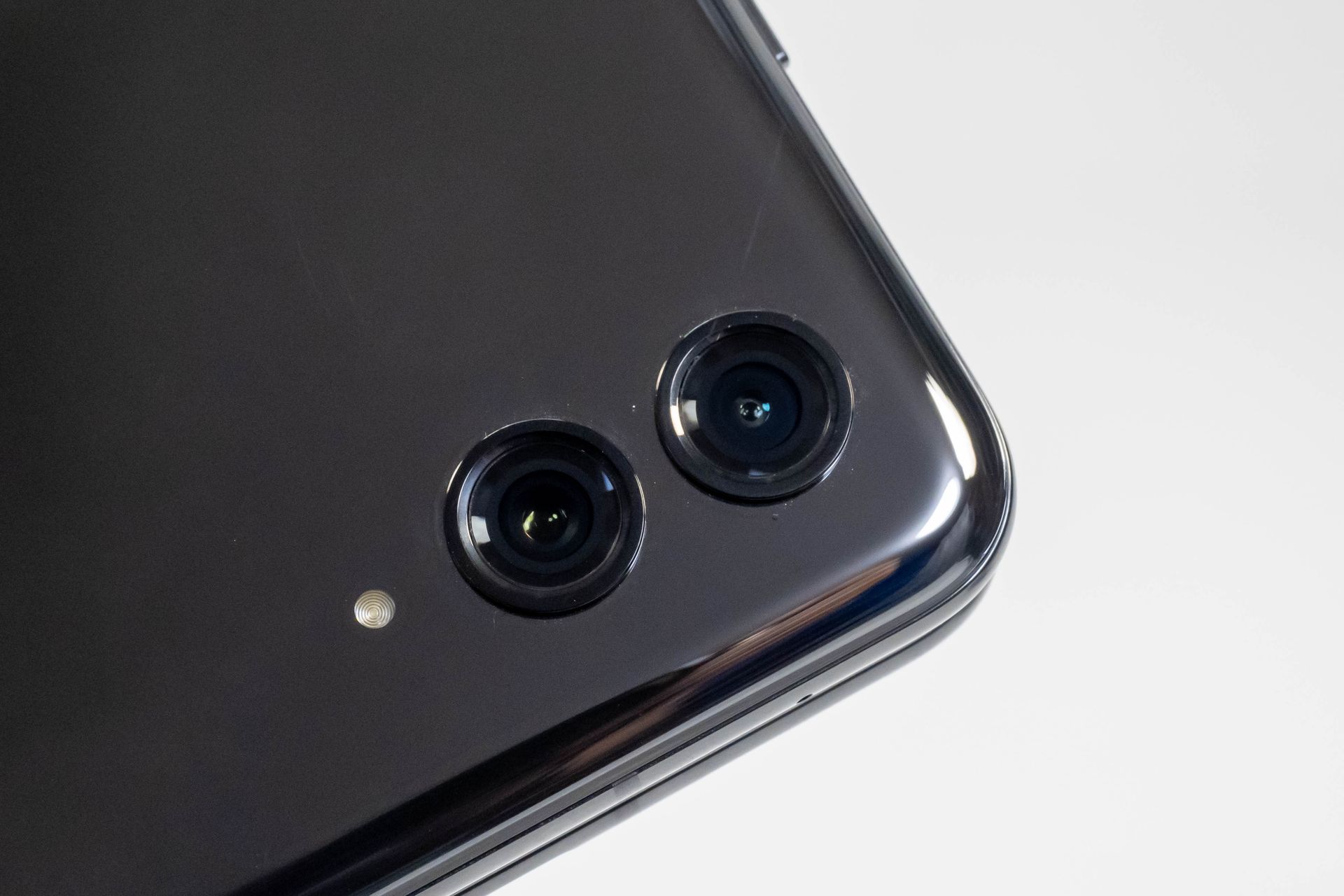 アウトカメラは広角と超広角のデュアル仕様