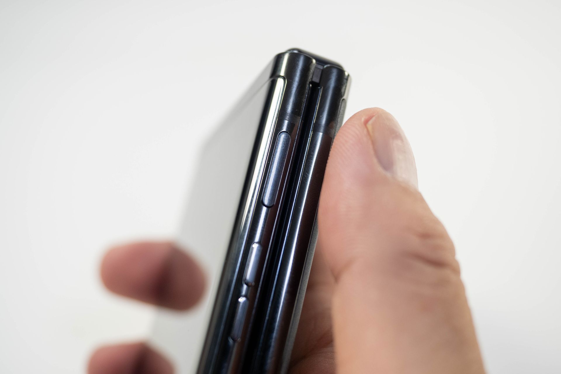 本体右側面の電源ボタンが指紋認証センサーになっている