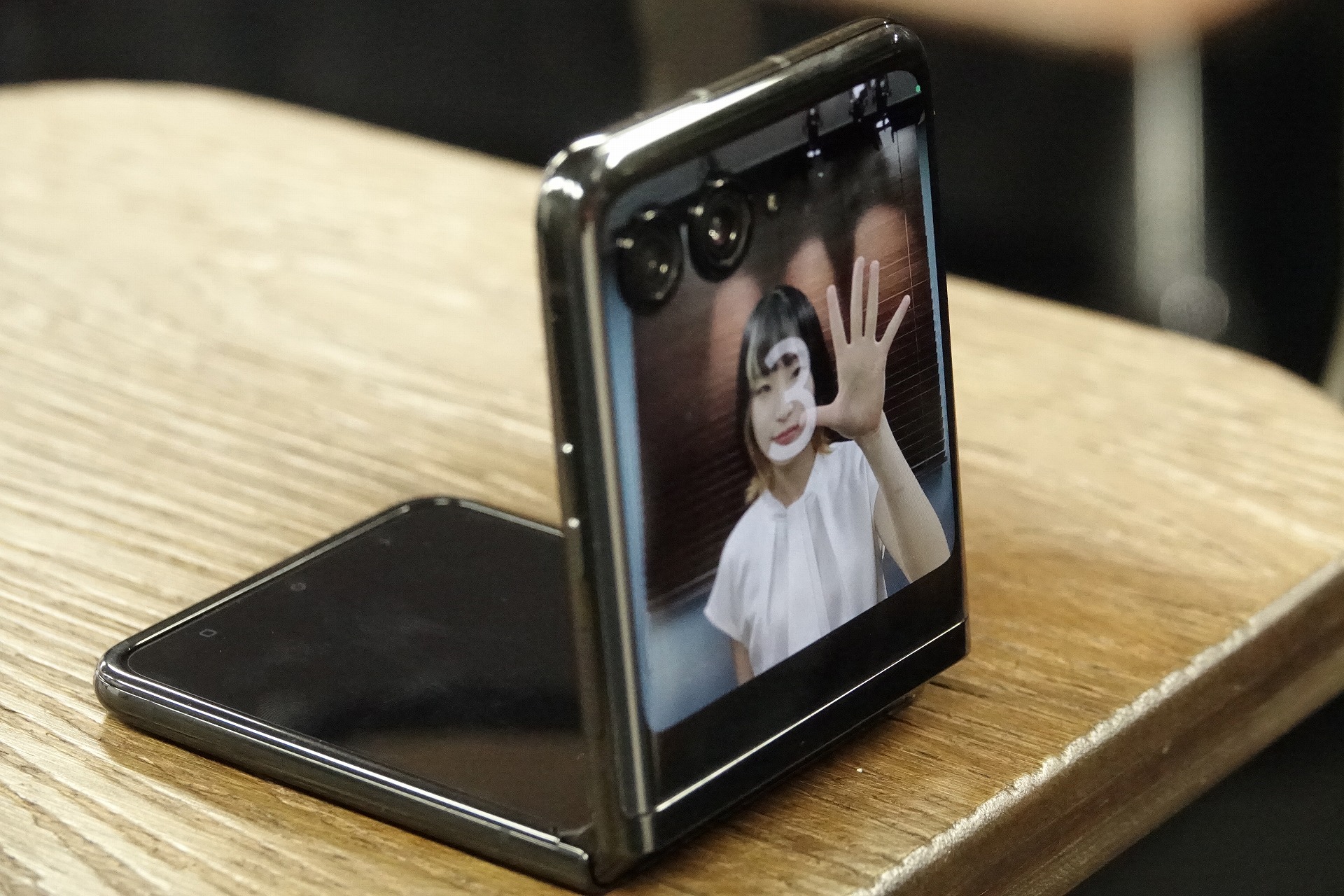 後述するジェスチャー機能を使うことで、「motorola razr 40 ultra」から離れていても、手のひらをカメラに向けて開くだけで、タイマーをセットして撮影できる。セルフィーを撮る際などに便利な機能だ