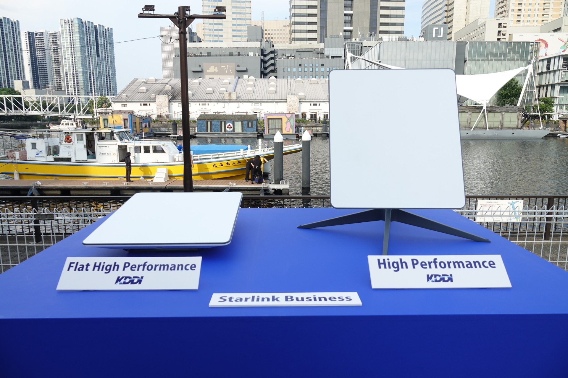 左＝海上用。右＝地上用。遮へい物の少ない海上用のアンテナは首振り機能を持たない